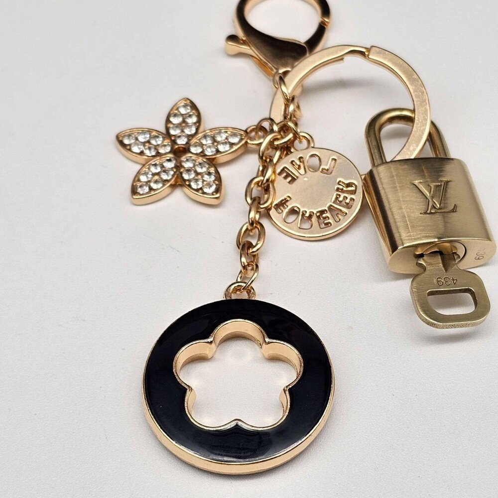 Louis Vuitton Authentic Gold Lock 🔒 Unbranded Flower Keychain Charm for Bags - Picture 3 of 7